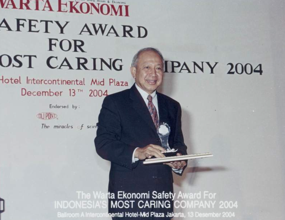 Apexindo received “The Most Caring Company 2004” award from Warta Ekonomi, in the category of mining, oil & gas, and service company