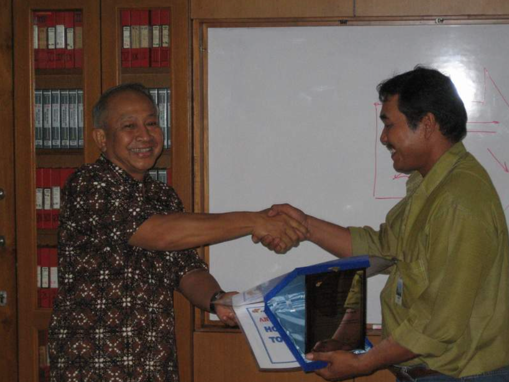 Mr. Sangkep Ginting (Assistant Driller from Apexindo Rig 4) was elected as the “Best Employee of The Year 2004”, as per Apexindo’s QHSE Employee Reward and Appreciation Programme