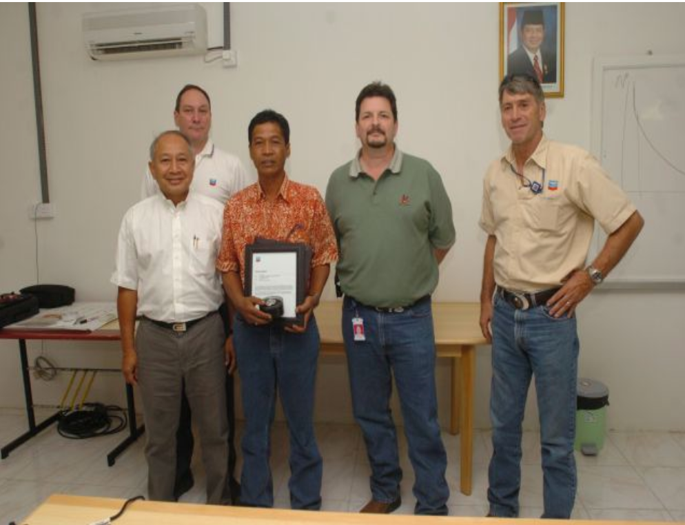 Apexindo Rig 4 Mechanic, Jojo Suwarjo, award recipient of Chevron’s Global Drilling & Completion (D&C) Behavioral Based Safety (BBS) program, together with Apexindo’s President Director Hertriono Kartowisastro and the representatives from Chevron Geothermal Salak Ltd. after the awarding ceremony