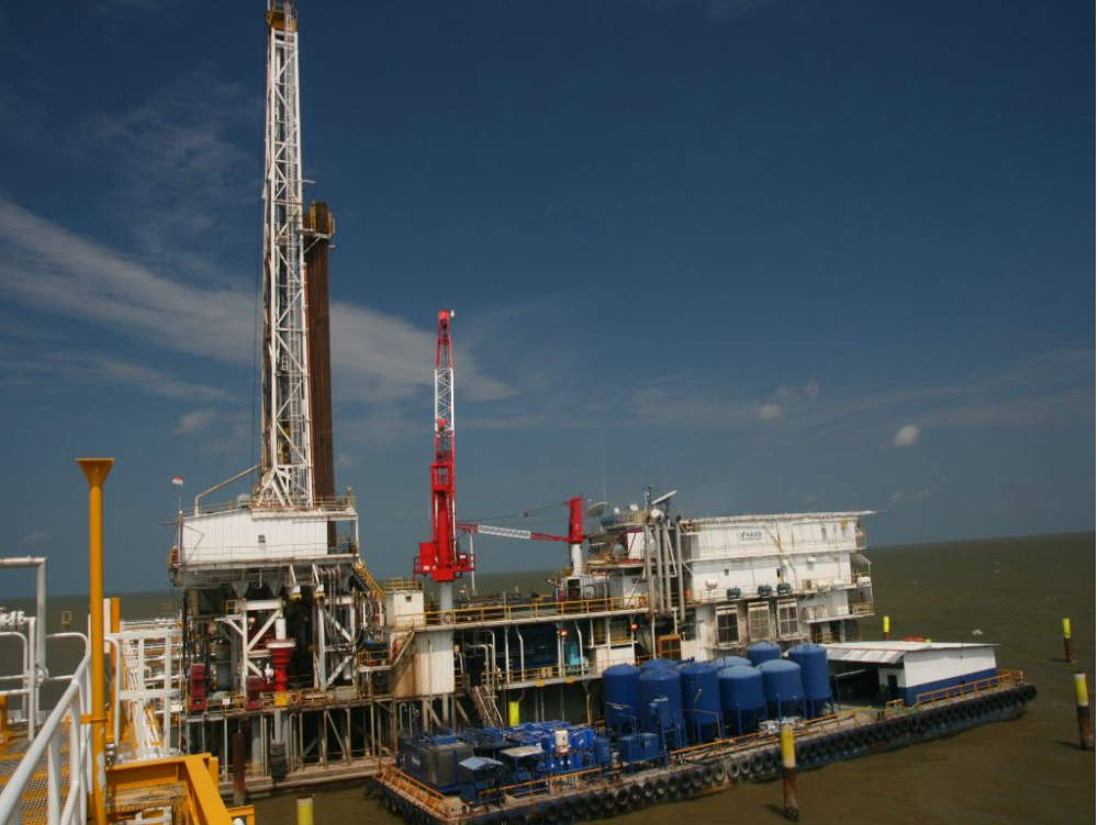 Apexindo’s offshore rigs, Raisis, has successfully maintained its remarkable world class services as proved by its 8 (eight) consecutive years of operation without Lost Time Incident