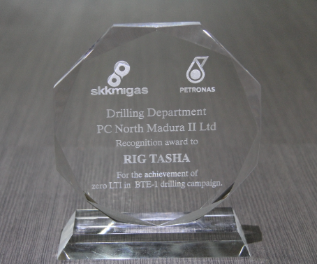 Apexindo received a recognition award from Petronas Indonesia (PC North Madura II Ltd) for the performance of Tasha jack up rig in well BTE-1
